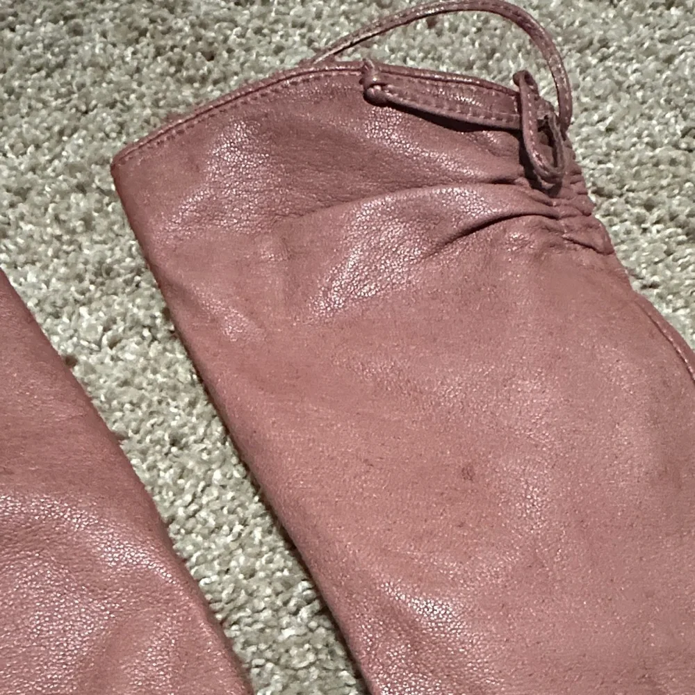 Elegant Mauve Leather Gloves